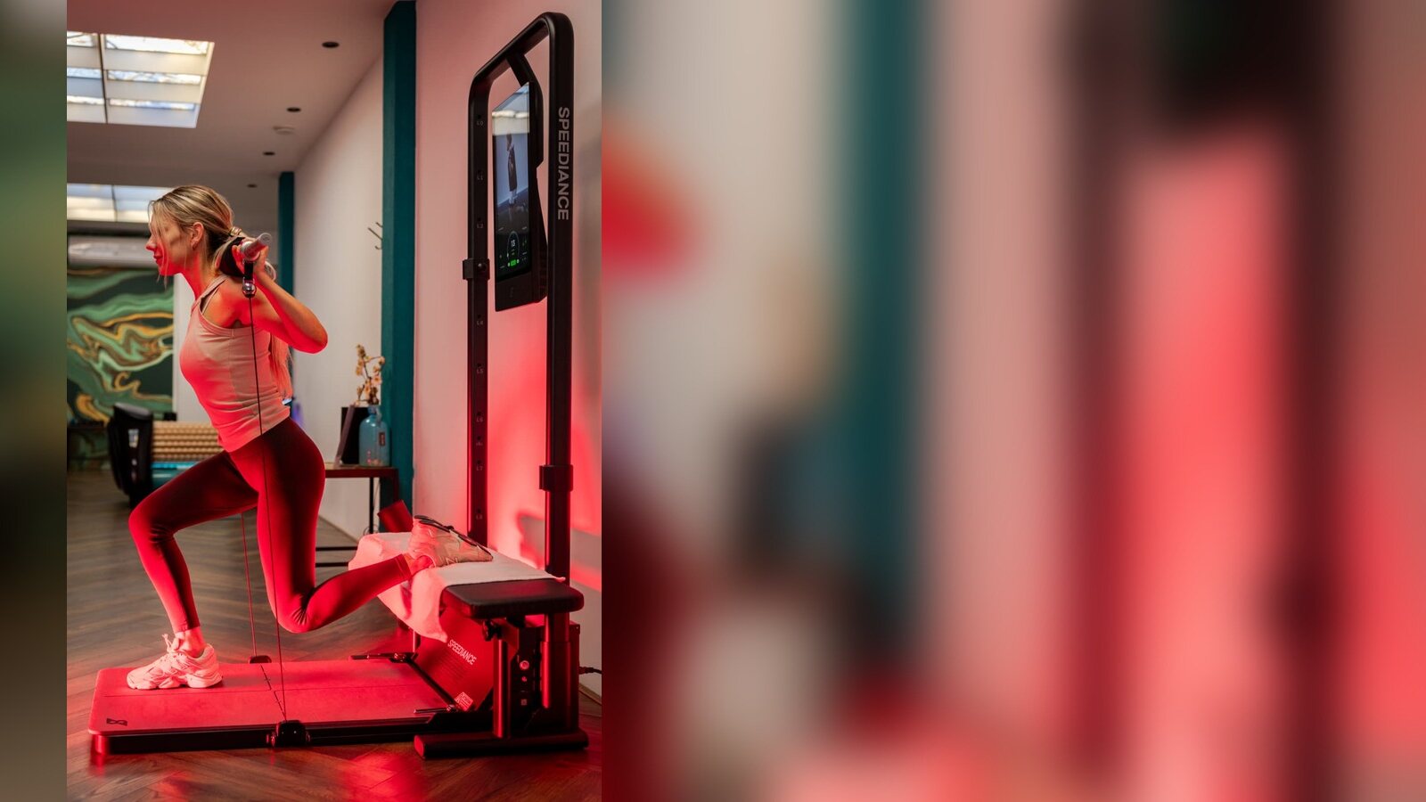 Vrouw traint op de PT Trainer onder infraroodlicht